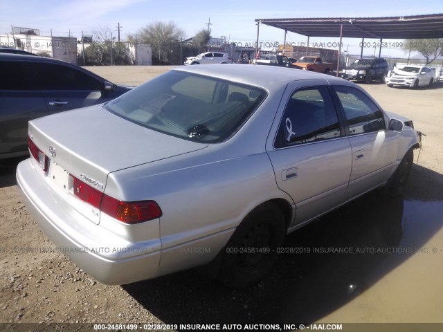 4T1BF22K0YU107678 - 2000 TOYOTA CAMRY LE/XLE 银色 照片 4