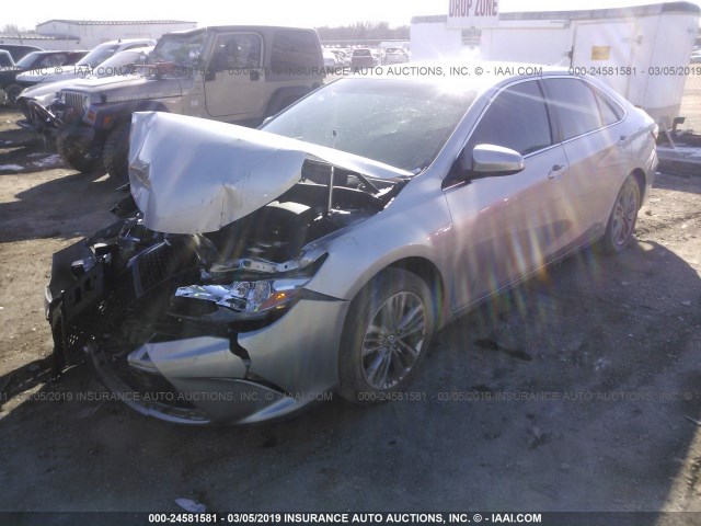 4T1BF1FK1HU388779 - 2017 TOYOTA CAMRY LE/XLE/SE/XSE SILVER photo 2