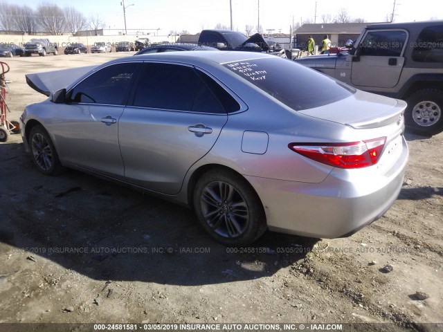 4T1BF1FK1HU388779 - 2017 TOYOTA CAMRY LE/XLE/SE/XSE SILVER photo 3