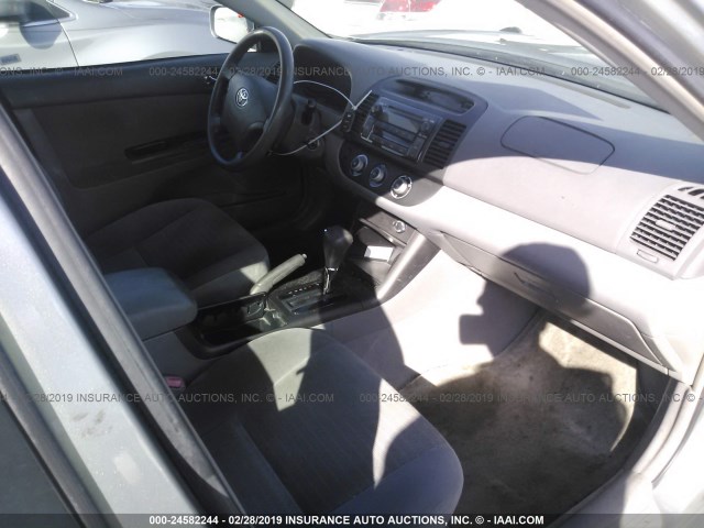 4T1BE32K05U604833 - 2005 TOYOTA CAMRY LE/XLE/SE GRAY photo 5