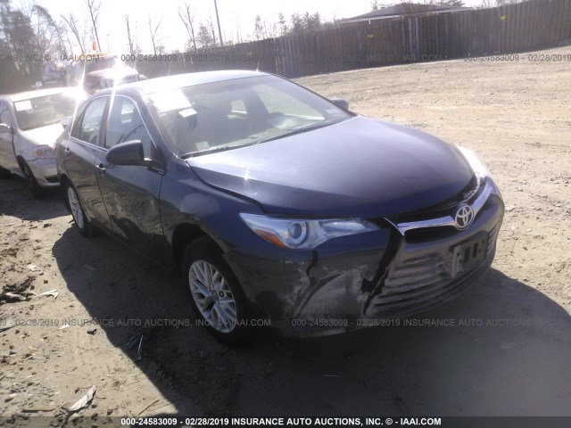 4T1BF1FK6HU712079 - 2017 TOYOTA CAMRY LE/XLE/SE/XSE BLUE photo 1