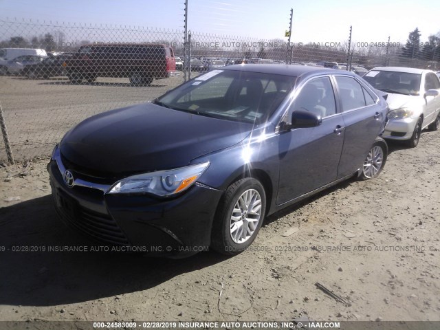 4T1BF1FK6HU712079 - 2017 TOYOTA CAMRY LE/XLE/SE/XSE BLUE photo 2