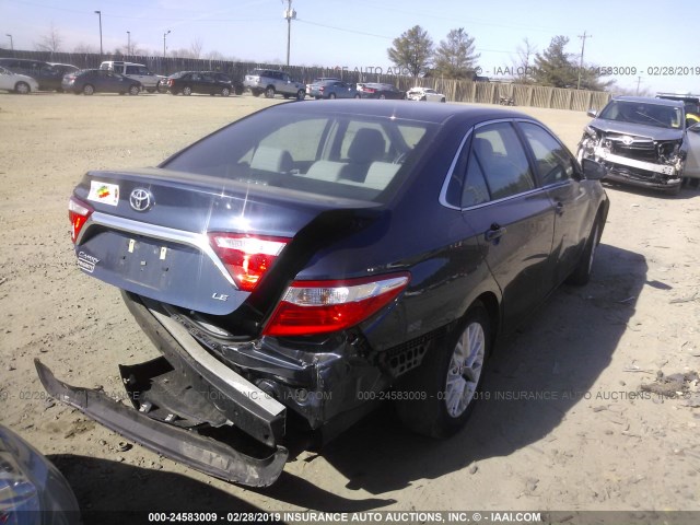 4T1BF1FK6HU712079 - 2017 TOYOTA CAMRY LE/XLE/SE/XSE BLUE photo 4