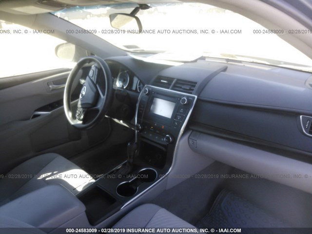 4T1BF1FK6HU712079 - 2017 TOYOTA CAMRY LE/XLE/SE/XSE BLUE photo 5