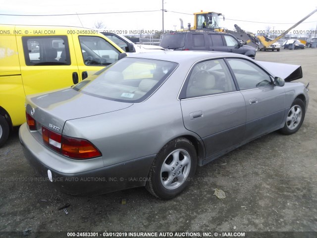 JT8BF22GXV0033736 - 1997 LEXUS ES 300 SILVER photo 4