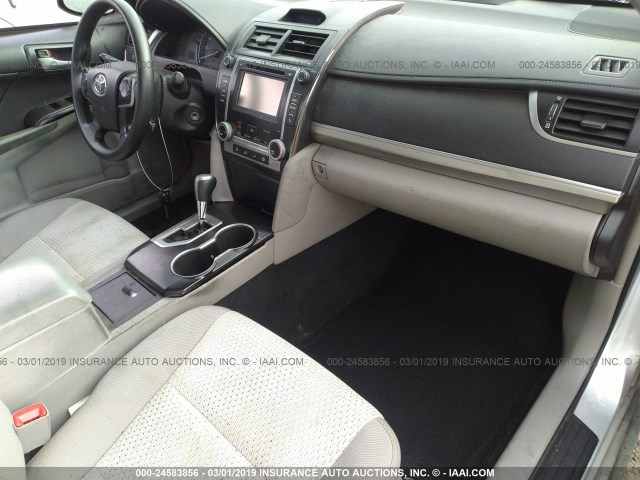 4T1BF1FK3EU420661 - 2014 TOYOTA CAMRY L/SE/LE/XLE 银色 照片 5