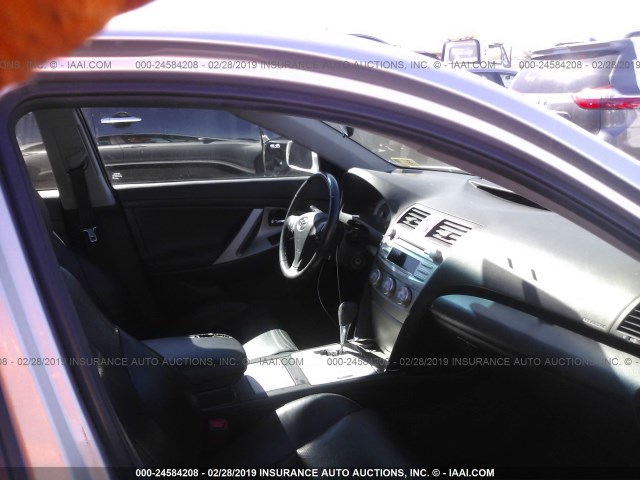 4T1BF3EK1BU226753 - 2011 TOYOTA CAMRY SE/LE/XLE 银色 照片 5