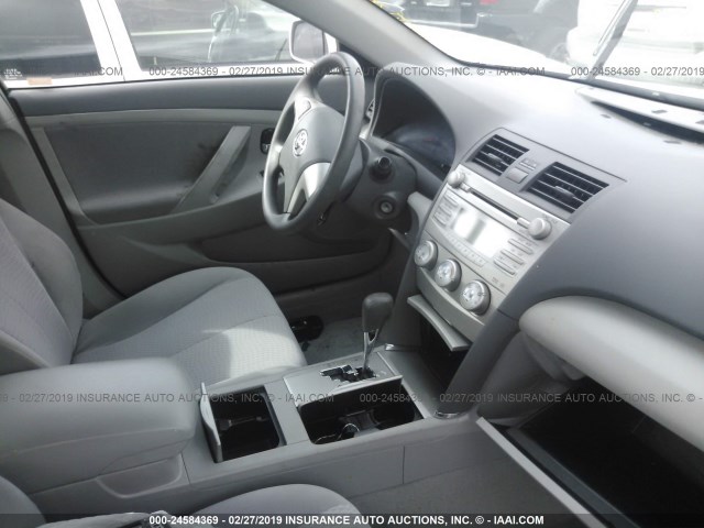 4T4BF3EKXBR176005 - 2011 TOYOTA CAMRY SE/LE/XLE 银色 照片 5