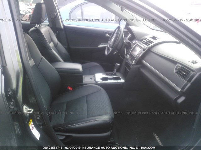 4T1BF1FK9EU337414 - 2014 TOYOTA CAMRY L/SE/LE/XLE GRAY photo 5