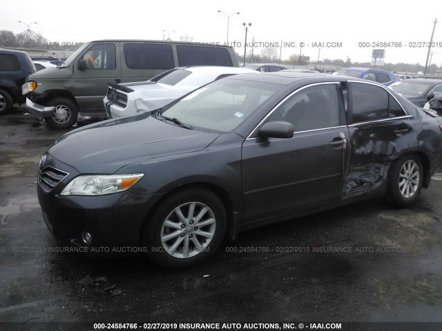 4T1BK3EK8AU112565 - 2010 TOYOTA CAMRY SE/LE/XLE GRAY photo 2