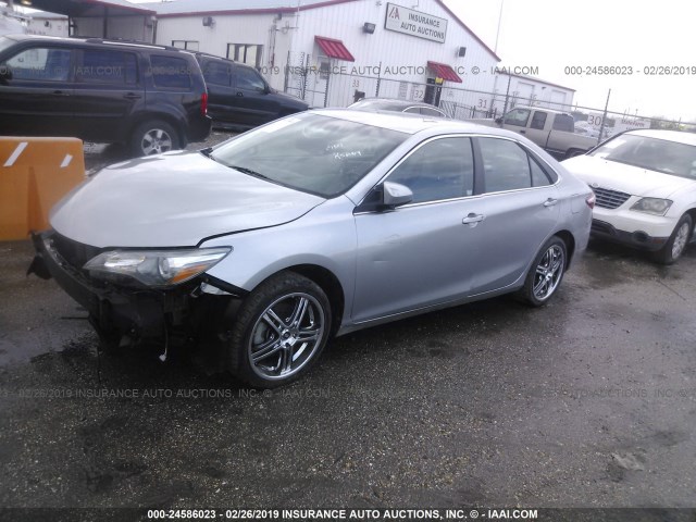 4T1BF1FK4FU058227 - 2015 TOYOTA CAMRY LE/XLE/SE/XSE SILVER photo 2