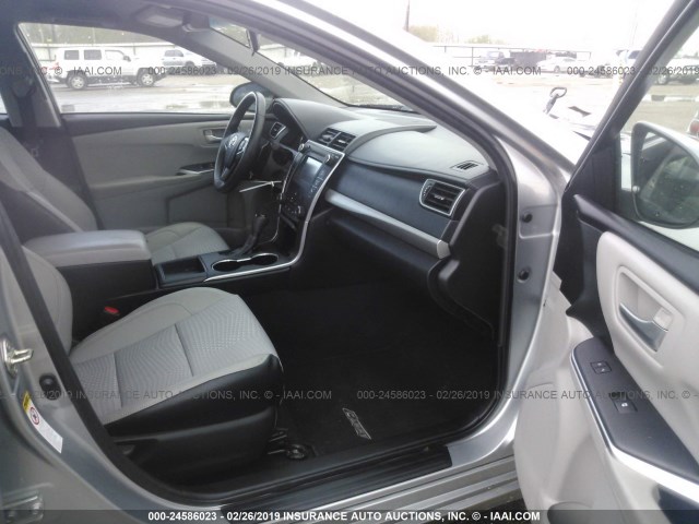 4T1BF1FK4FU058227 - 2015 TOYOTA CAMRY LE/XLE/SE/XSE SILVER photo 5