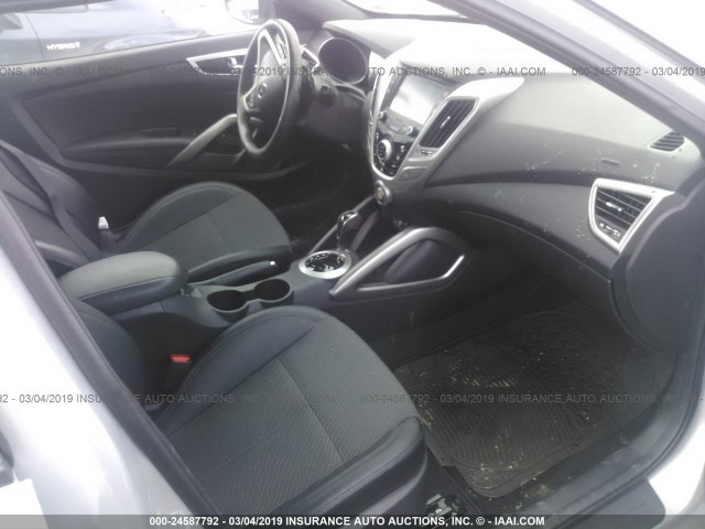 KMHTC6AD0GU301407 - 2016 HYUNDAI VELOSTER SILVER photo 5