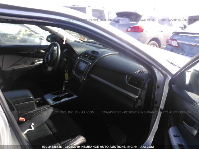 4T1BF1FK0DU269387 - 2013 TOYOTA CAMRY L/SE/LE/XLE 银色 照片 5