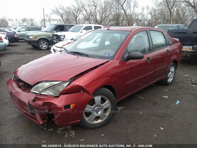 1FAHP34N05W282740 - 2005 FORD FOCUS ZX4 RED photo 2