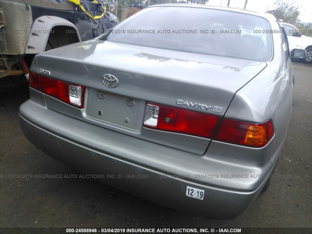 JT2BG22K5Y0407766 - 2000 TOYOTA CAMRY CE/LE/XLE GRAY photo 4