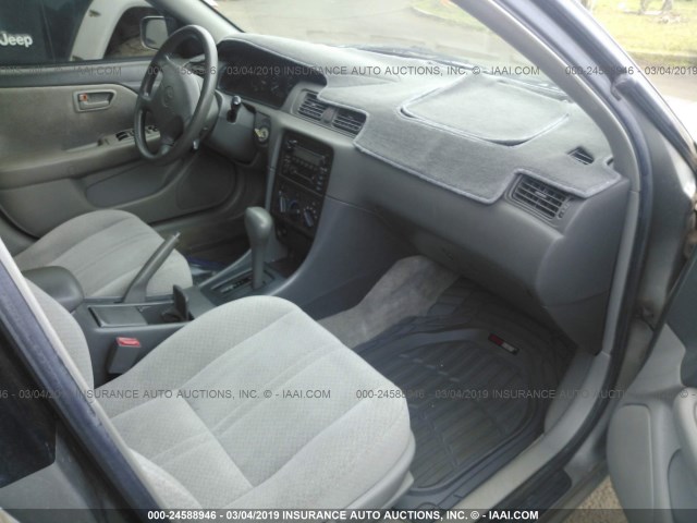 JT2BG22K5Y0407766 - 2000 TOYOTA CAMRY CE/LE/XLE GRAY photo 5