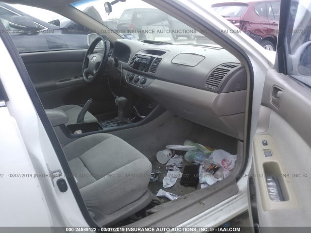 4T1BE32K83U235362 - 2003 TOYOTA CAMRY LE/XLE/SE WHITE photo 5