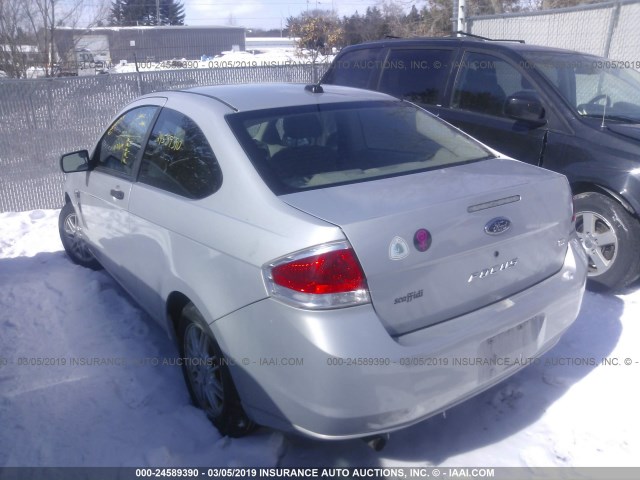 1FAHP33N38W186056 - 2008 FORD FOCUS SE/SEL/SES SILVER photo 3