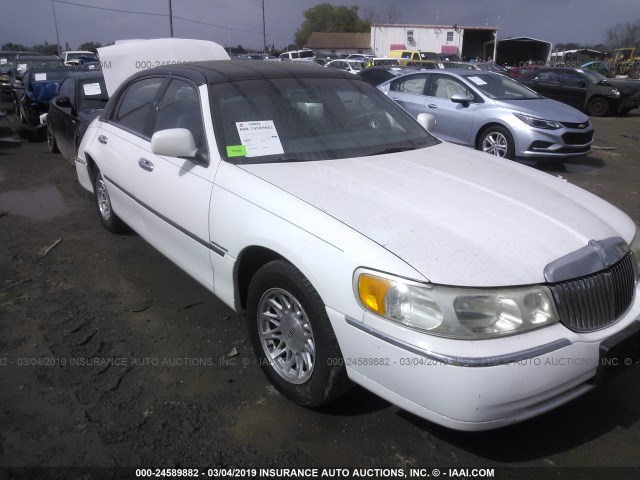 1LNFM82W1WY621297 - 1998 LINCOLN TOWN CAR SIGNATURE WHITE photo 1