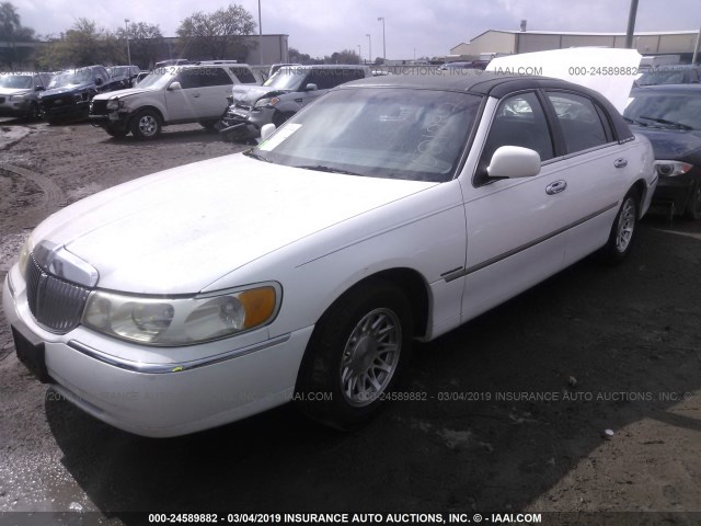 1LNFM82W1WY621297 - 1998 LINCOLN TOWN CAR SIGNATURE WHITE photo 2