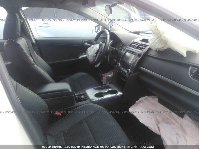 4T1BF1FK2EU811283 - 2014 TOYOTA CAMRY L/SE/LE/XLE 白色 照片 5