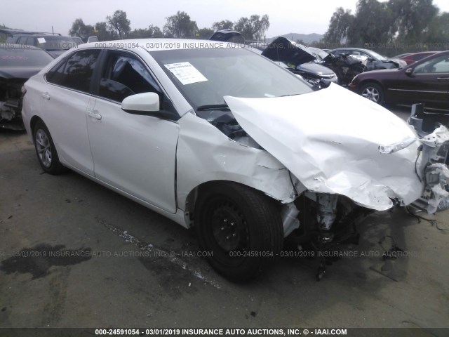 4T1BF1FK9HU772499 - 2017 TOYOTA CAMRY LE/XLE/SE/XSE WHITE photo 1