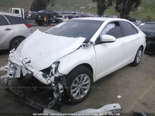 4T1BF1FK9HU772499 - 2017 TOYOTA CAMRY LE/XLE/SE/XSE WHITE photo 2