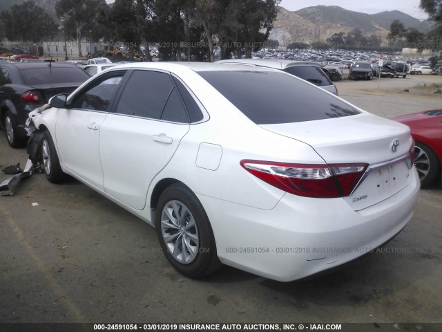 4T1BF1FK9HU772499 - 2017 TOYOTA CAMRY LE/XLE/SE/XSE WHITE photo 3