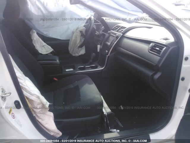 4T1BF1FK9HU772499 - 2017 TOYOTA CAMRY LE/XLE/SE/XSE WHITE photo 5
