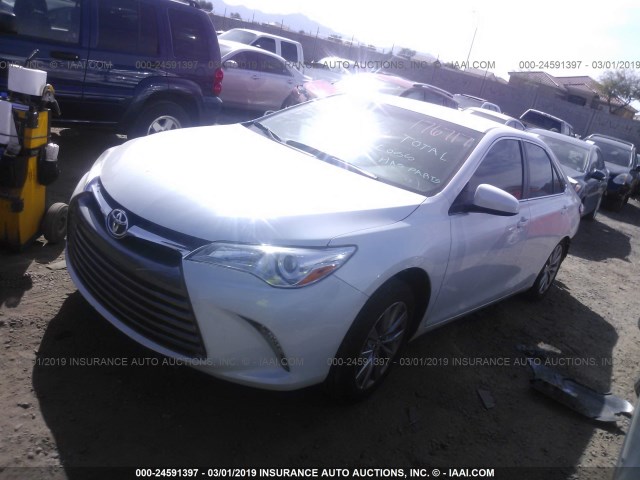 4T1BF1FK4HU439000 - 2017 TOYOTA CAMRY LE/XLE/SE/XSE WHITE photo 2