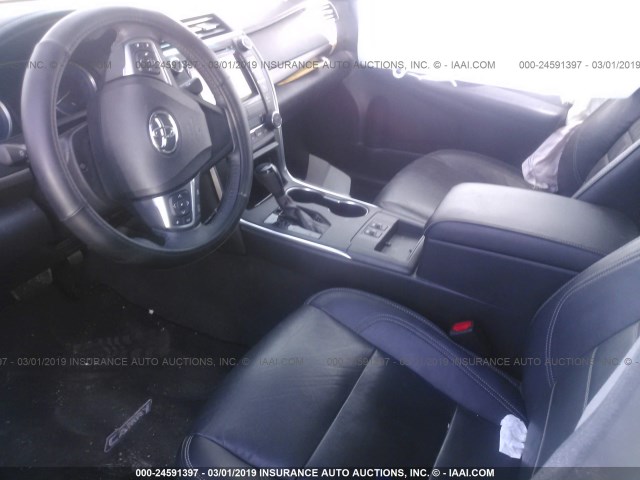 4T1BF1FK4HU439000 - 2017 TOYOTA CAMRY LE/XLE/SE/XSE WHITE photo 5