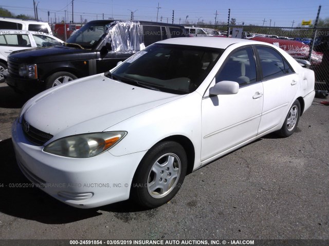 4T1BF32K82U025355 - 2002 TOYOTA CAMRY LE/XLE/SE WHITE photo 2