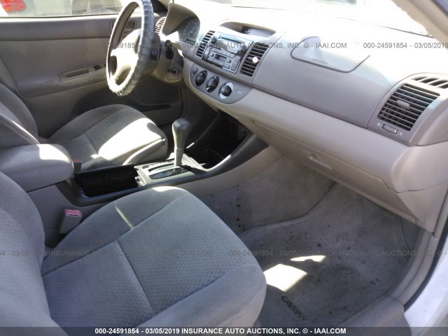 4T1BF32K82U025355 - 2002 TOYOTA CAMRY LE/XLE/SE WHITE photo 5