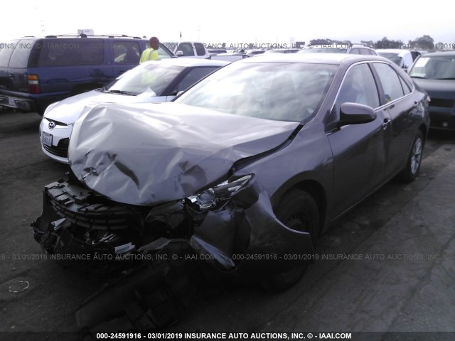 4T1BF1FK8FU474359 - 2015 TOYOTA CAMRY LE/XLE/SE/XSE 灰色 照片 2