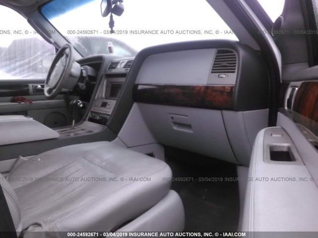 5LMFU28575LJ10178 - 2005 LINCOLN NAVIGATOR Blanc photo 5