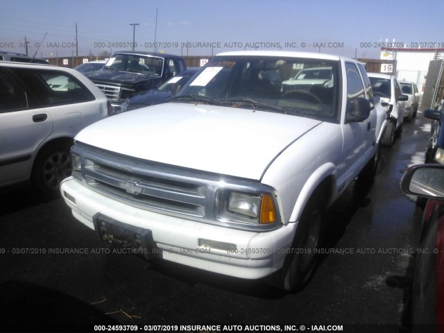 1GCCS19X2V8209410 - 1997 CHEVROLET S TRUCK S10 WHITE photo 2