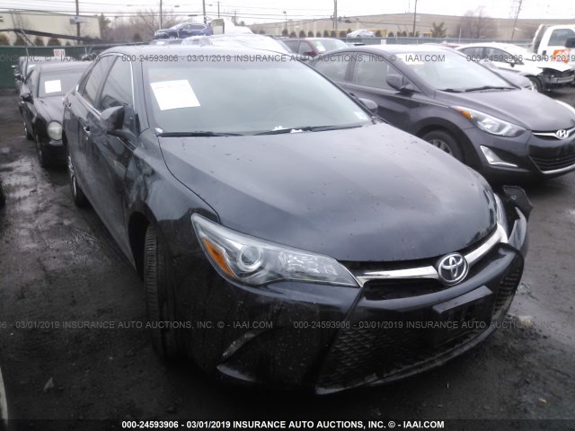 4T1BF1FK2HU787152 - 2017 TOYOTA CAMRY LE/XLE/SE/XSE შავი ფოტო 1