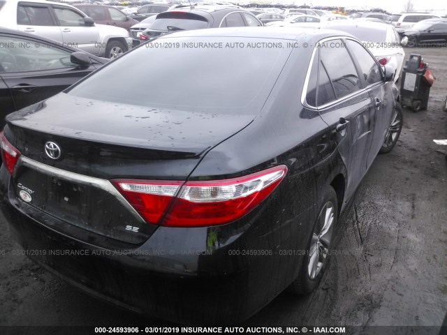 4T1BF1FK2HU787152 - 2017 TOYOTA CAMRY LE/XLE/SE/XSE შავი ფოტო 4