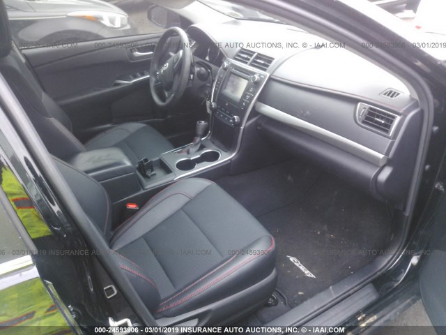 4T1BF1FK2HU787152 - 2017 TOYOTA CAMRY LE/XLE/SE/XSE შავი ფოტო 5