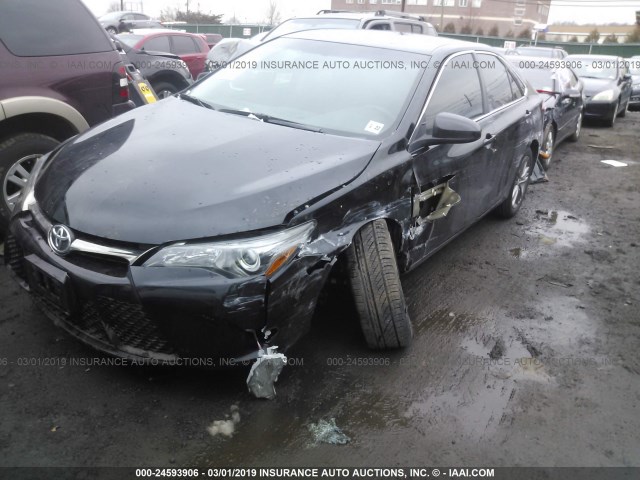 4T1BF1FK2HU787152 - 2017 TOYOTA CAMRY LE/XLE/SE/XSE შავი ფოტო 6