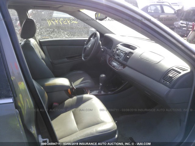 4T1BF32K84U587131 - 2004 TOYOTA CAMRY LE/XLE/SE SILVER photo 5