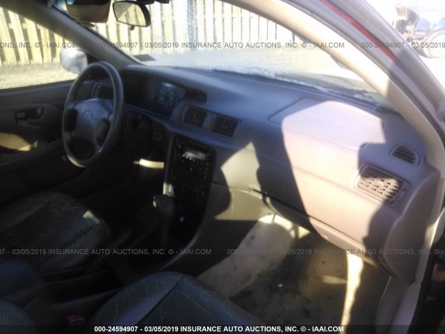 4T1BF22K81U959055 - 2001 TOYOTA CAMRY LE/XLE 栗色 照片 5