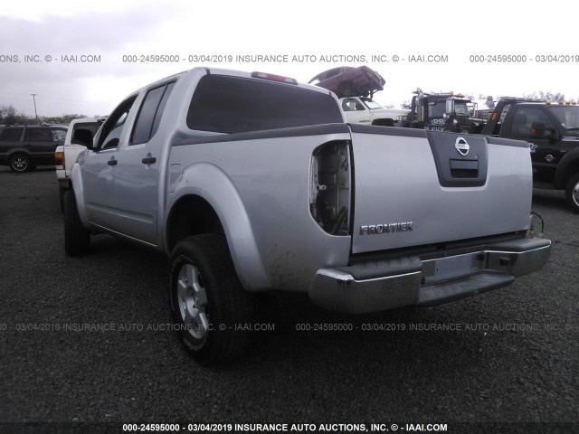 1N6AD07UX6C466038 - 2006 NISSAN FRONTIER CREW CAB LE/SE/OFF ROAD SILVER photo 3