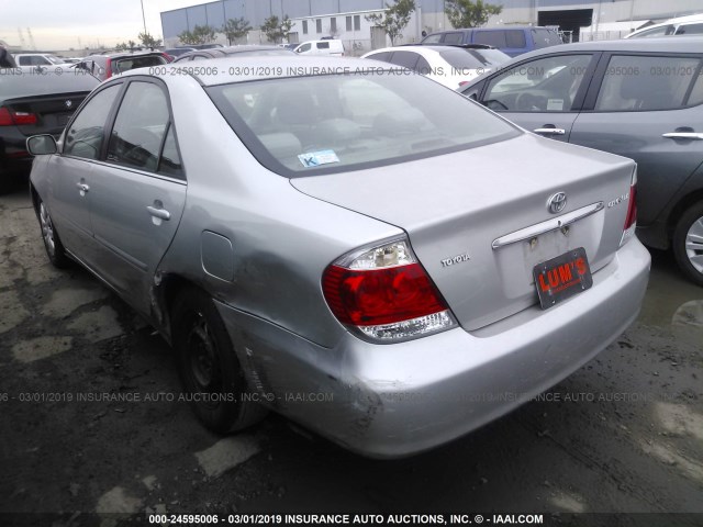 4T1BE32K85U404766 - 2005 TOYOTA CAMRY LE/XLE/SE SILVER photo 3