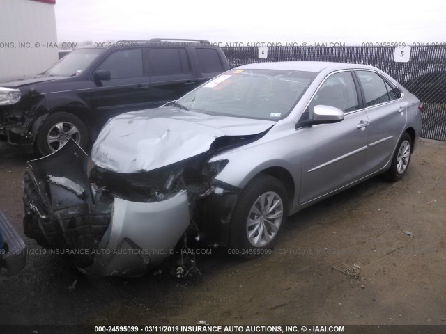 4T4BF1FK3GR526682 - 2016 TOYOTA CAMRY LE/XLE/SE/XSE SILVER photo 2