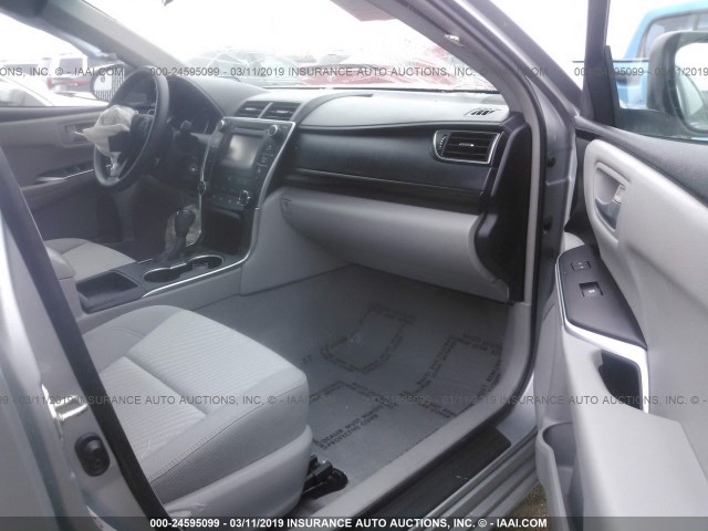 4T4BF1FK3GR526682 - 2016 TOYOTA CAMRY LE/XLE/SE/XSE SILVER photo 5