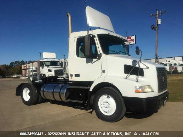 4V4M19EG98N478574 - 2008 VOLVO VN M WHITE photo 1