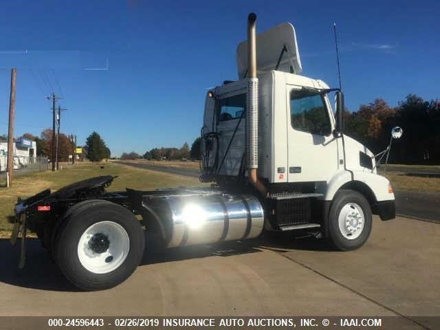 4V4M19EG98N478574 - 2008 VOLVO VN M WHITE photo 2