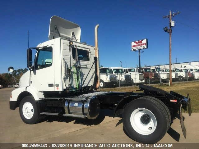 4V4M19EG98N478574 - 2008 VOLVO VN M WHITE photo 3